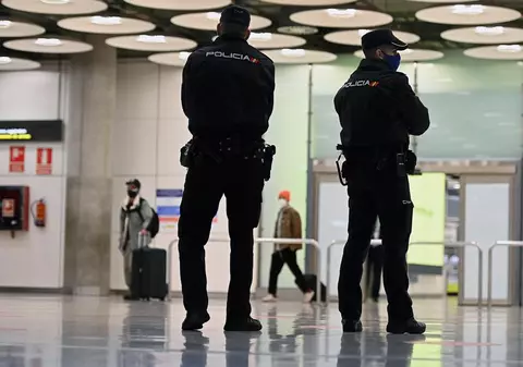 Român arestat pe un aeroport din Spania, când încerca să scoată un copil de 3 ani din țară. Bărbatul, acuzat că l-a răpit