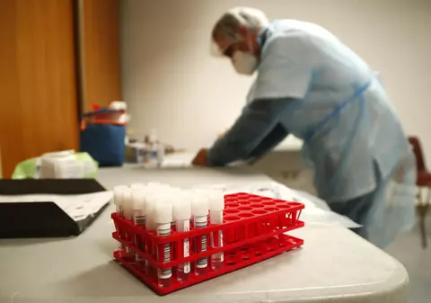 Un epidemiolog din Africa de Sud explică de ce Omicron ar putea să fie mai transmisibilă și să „fenteze” vaccinul