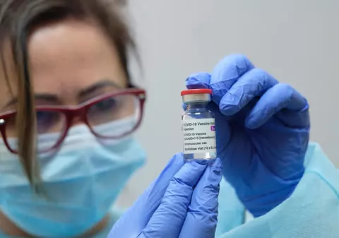 Nu doar România: mai multe țări UE și din afara Europei continuă vaccinarea cu AstraZeneca. „Să fim foarte atenți, dar nu isterici”