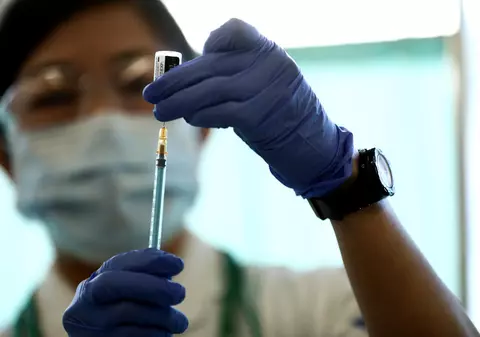 O femeie din Japonia a murit de hemoragie cerebrală la trei zile după ce s-a vaccinat anti-COVID. Legătura dintre evenimente, incertă