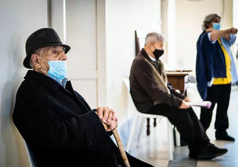 Un studiu pe patru milioane de persoane arată că vindecarea de COVID a oferit vârstnicilor o protecție de 47%, iar tinerilor, de 80%