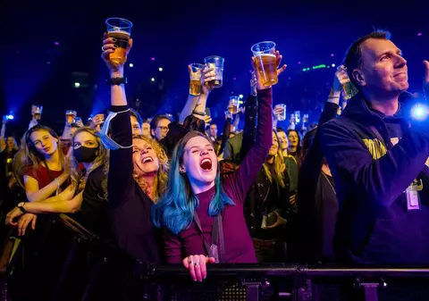 Experiment într-un club din Olanda, cu 1.300 de petrecăreți. Oamenii, încurajați să danseze și să cânte, fără mască, în numele științei