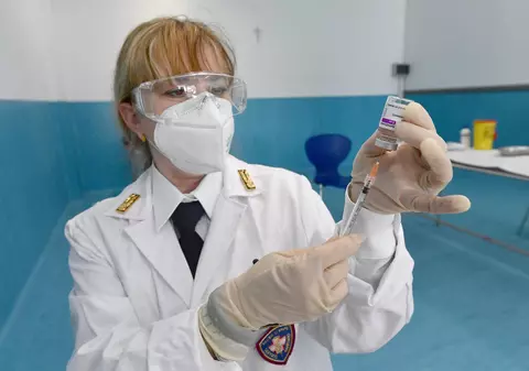 Agenţia Europeană a Medicamentului recomandă folosirea în continuare a vaccinului AstraZeneca