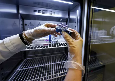 O nouă tranșă de 224.640 de doze de vaccin Pfizer sosește luni în România. Unde vor fi distribuite serurile