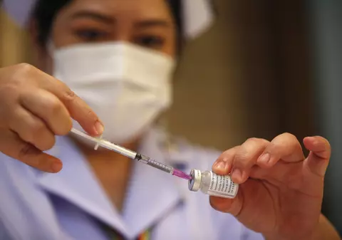 Trei cadre medicale din Norvegia vaccinate cu AstraZeneca, tratate pentru cheaguri de sânge. Nu se știe dacă aceste cazuri sunt legate de vaccin