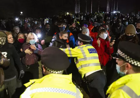 Tensiuni în Marea Britanie, după ce o tânără a fost răpită și ucisă de un polițist. Oamenii care îi aduceau un omagiu, alungați pentru că încălcau regulile anti-COVID