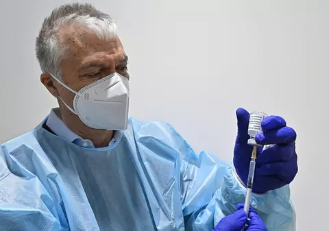 Situația vaccinului AstraZeneca, dezbătută marți de Organizația Mondială a Sănătății, după ce mai multe țări au suspendat imunizarea cu serul