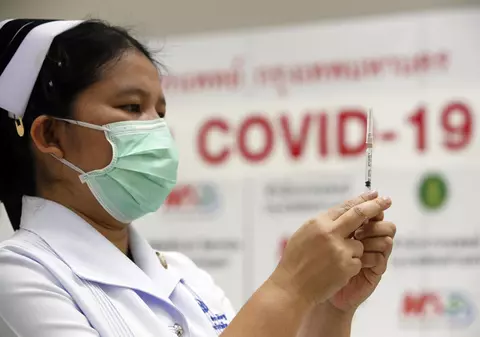 China acordă vize de intrare în țară pentru unii străini, cu condiția să fie vaccinaţi cu un ser chinezesc