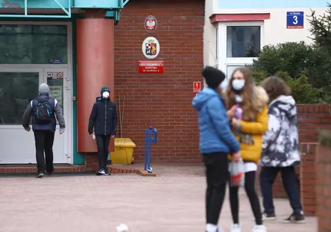 Polonia ia noi măsuri dure, după o creștere bruscă a cazurilor. Toate școlile au fost din nou închise. „Dacă nu funcționează, atunci închidem totul”