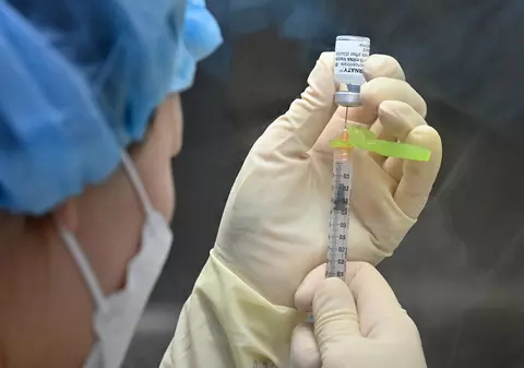 Pfizer anunță că vaccinul său este 100% eficient la copiii cu vârste cuprinse între 12 și 15 ani