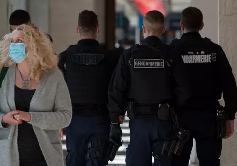 Franța impune restricții mai severe pe timpul zilei în noi regiuni pentru combaterea pandemiei de COVID