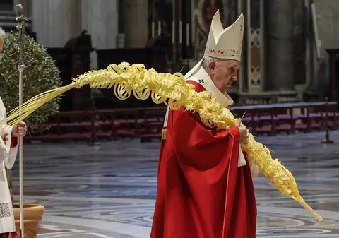 „Anul trecut am fost șocați. Anul acesta suntem mai presați”. Mesajul Papei Francisc, la slujba de Florii, într-o catedrală aproape goală