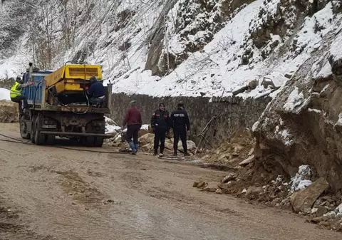 6 detonări și 100 de kilograme de explozibil folosit pentru a fărâmița stâncile căzute, însă DN 10 rămâne închis de cinci zile
