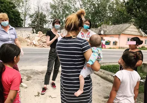 REPORTAJ. O asociație din București împarte absorbante femeilor din cartiere sărace și încearcă să șteargă tabuurile legate de menstruație