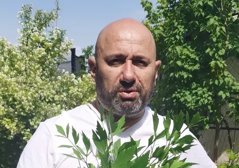 Chef Cătălin Scărlătescu gătește drob de miel după rețeta bunicii sale. Care este secretul
