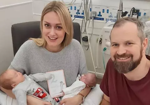 O femeie din Marea Britanie a născut gemeni concepuți la 3 săptămâni distanță