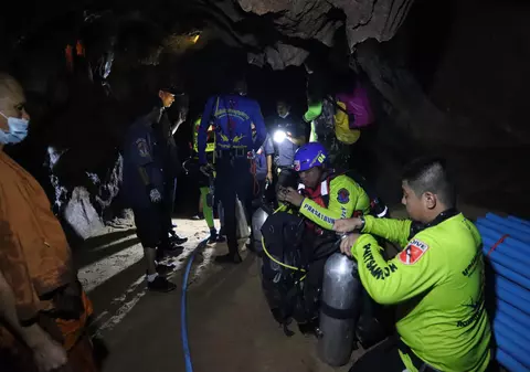 Un călugăr budist rămas blocat într-o peşteră inundată din Thailanda, salvat după patru zile