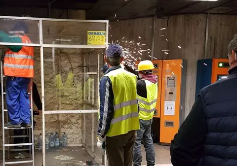 Continuă demolarea spațiilor comerciale de la metrou. Au fost dărâmate chioșcurile din stația Basarab