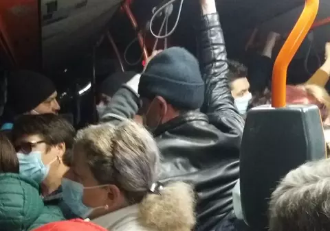 Cum arată distanțarea într-un autobuz care vine din Ilfov la București. „Așa este în fiecare zi”