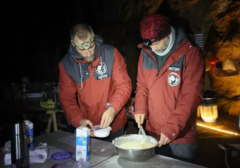 40 de zile în peșteră, fără ceas sau telefon. Experimentul prin care au trecut 15 oameni, în munții Pirinei