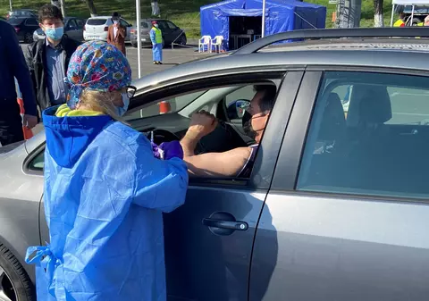 Câți români s-au imunizat în prima zi de funcționare a centrului de vaccinare direct din mașină de la Deva