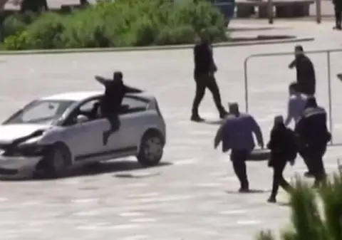 De teama unui atac terorist, un bărbat a sărit prin geamul unei mașini pentru a opri un șofer periculos