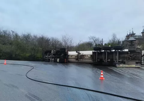 O cisternă încărcată cu 19 tone de GPL s-a răsturnat în apropiere de Huși. Traficul în zonă este restricționat