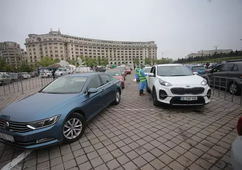 Centrul de vaccinare drive-thru din București, deschis cu 50 de mașini la coadă. Cum arată Piața Constituției acum