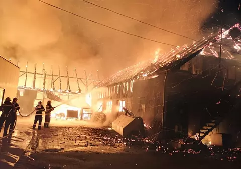 VIDEO | Incendiu puternic la o fabrică de mobilă din Reghin. Pompierii mureșeni au cerut ajutoare