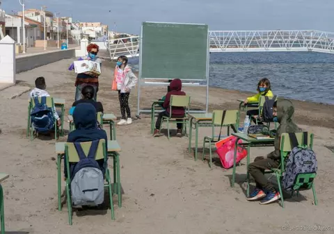 Ore pe plajă, soluția unei școli din Spania pentru cursuri sigure în pandemie