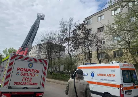 O femeie care amenința că se aruncă de la etajul 3 al unui bloc din Galați a fost salvată de pompieri