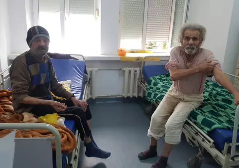 REPORTAJ din România unei pandemii seculare: sărăcia. Doi oameni fără adăpost au fost uitați de autorități într-un salon de la Urgențe