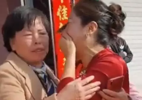 O mamă din China și-a regăsit după 20 de ani fiica dispărută, la nunta fiului ei. Era mireasa!