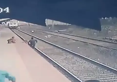 Filmare dramatică | Un copil a fost salvat de pe șine cu câteva secunde înainte să intre trenul în gară