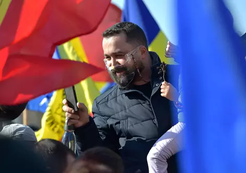 Un deputat AUR a declarat că a trăit anul trecut din alocația copiilor și câștiguri la loto, pentru ca apoi să-și amintească de alte venituri