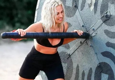 Amna, fostă concurentă de la „Survivor România” 2021, infectată cu COVID-19. Mesajul artistei de pe patul de spital