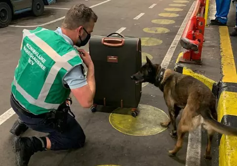 Turist amendat cu 2.000 de dolari pentru două sandvișuri și un croissant, la sosirea în Australia