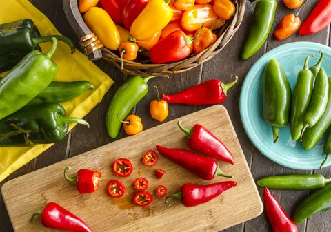 Ardei iute -  beneficii și contraindicații. Cum e bine să îl consumăm