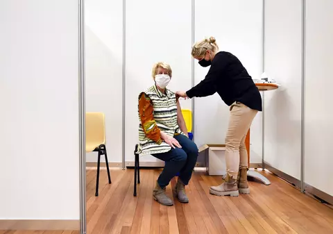 Cât de rare sunt cheagurile de sânge ce pot apărea după vaccinarea cu AstraZeneca și care sunt simptomele lor