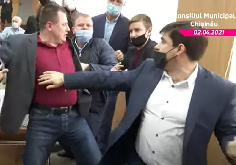 VIDEO | Consilierii locali din Chișinău s-au luat la pumni în timpul unei ședințe