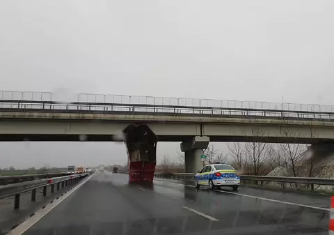 Bena unui TIR, agățată de un pod, pe A1. A explodat un cauciuc, cabina a ajuns pe sensul opus