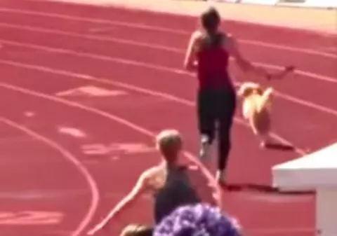 VIDEO | Momentul în care un cățel a intrat pe pistă la un concurs de atletism, ca să câștige