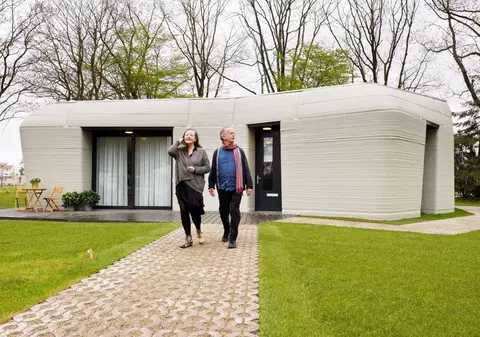 Un cuplu de olandezi s-a mutat în prima casă din Europa construită cu o imprimantă 3D. Cum arată locuința