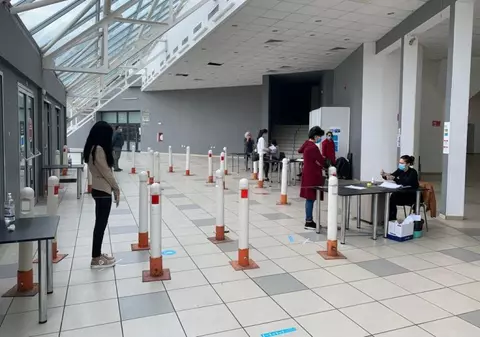 La mare și la vaccinare. Turiștii care merg în weekend pe litoral se pot imuniza, fără programare, la un centru din Constanța