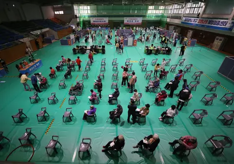 Cum au ajuns țările cu cel mai eficient răspuns la pandemie să aibă cele mai lente și întârziate campanii de vaccinare