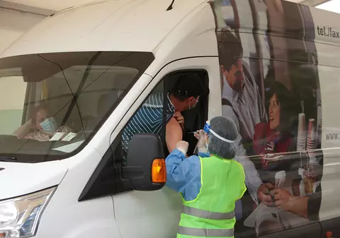 În fiecare minut, un român a fost vaccinat în centrul drive-thru din București, în prima zi