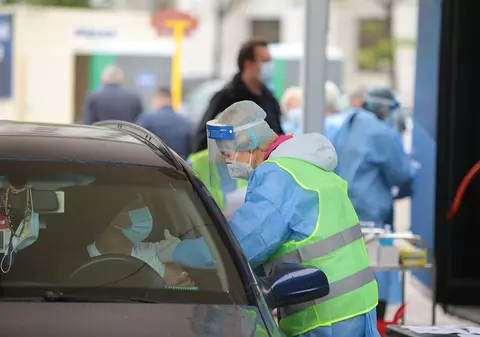 Aproape 900 de persoane, vaccinate în a doua zi de Paște la drive-thru, în București