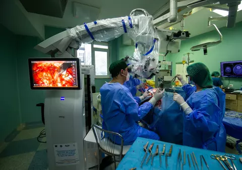 O studentă de 19 ani s-a trezit din comă profundă după ce medicii i-au scos o tumoră extrem de rară