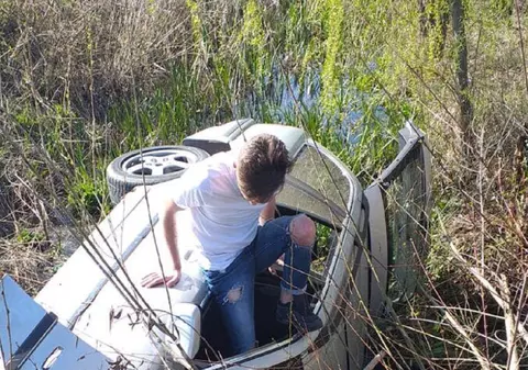 Șofer de 19 ani cu BMW, 182 km/h pe DN71. L-a urmărit poliția și a răsturnat mașina, tatăl lui era în dreapta