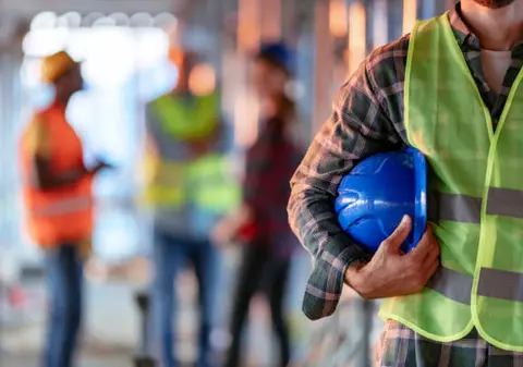 (Publicitate) Echipament de protecție pentru persoane care lucrează în domeniul confecțiilor metalice